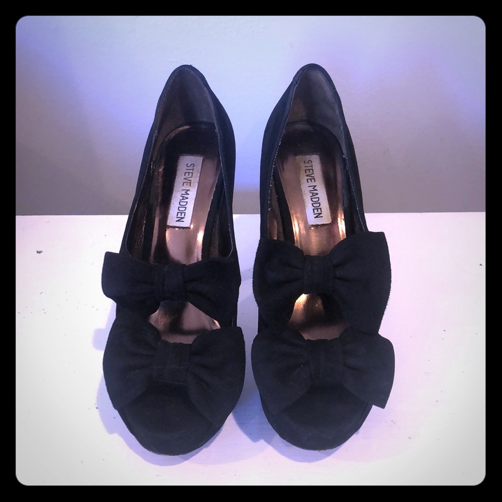 Black suede Steve Madden pumps